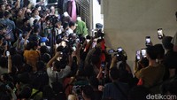 Jokowi memasuki Pasar Tanah Abang Blok A usai menyapa warga dan pengunjung di lobi.