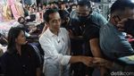Momen Jokowi Dikerubungi Warga Saat Tinjau Pasar Tanah Abang