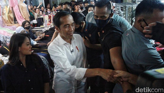 Presiden Jokowi meninjau Blok A Pasar Tanah Abang, Jakarta Pusat, Kamis (4/5/2023). Orang nomor satu RI itu langsung dikerumuni warga yang ingin menyambutnya.