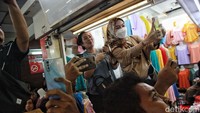 Warga berkerumun untuk mengabadikan kedatangan Jokowi di Pasar Tanah Abang.
