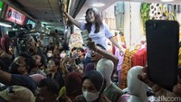 Lorong pasar penuh oleh warga dan pedagang yang ingin menyambut kedatangan Jokowi.
