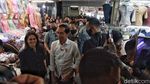 Momen Jokowi Dikerubungi Warga Saat Tinjau Pasar Tanah Abang