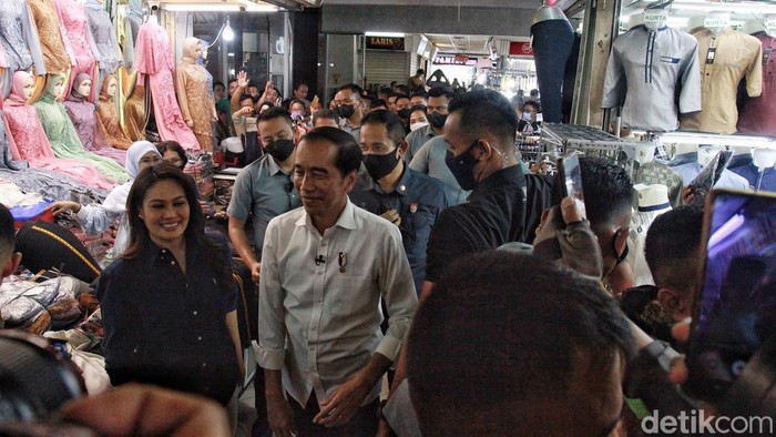 Presiden Jokowi meninjau Blok A Pasar Tanah Abang, Jakarta Pusat, Kamis (4/5/2023). Orang nomor satu RI itu langsung dikerumuni warga yang ingin menyambutnya.