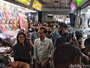 Tinjau Pasar Tanah Abang-Sarinah, Jokowi: Omzet Semua Pedagang Naik