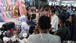 Momen Jokowi Dikerubungi Warga Saat Tinjau Pasar Tanah Abang