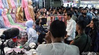 Jokowi juga berbincang dengan pedagang pasar. 