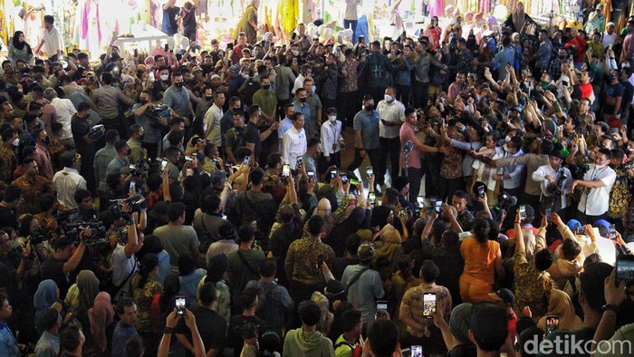 Presiden Jokowi meninjau Blok A Pasar Tanah Abang, Jakarta Pusat, Kamis (4/5/2023). Orang nomor satu RI itu langsung dikerumuni warga yang ingin menyambutnya.