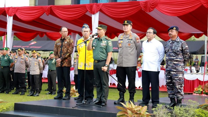 Momen Kebersamaan dan Silaturahmi TNI-Polri Polda Riau menggelar acara silaturahmi sekaligus halalbilhalal antara personel Polri dan TNI pada Kamis (4/5). Kegiatan tersebut untuk menambah dekat lagi hubungan antara Polda Riau dengan jajaran Korem Wira Bima yang kini terjalin dengan baik.