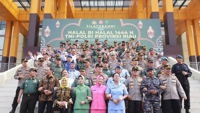 Polda Riau menggelar acara silaturahmi sekaligus halalbilhalal antara personel Polri dan TNI pada Kamis (4/5). Kegiatan tersebut untuk menambah dekat lagi hubungan antara Polda Riau dengan jajaran Korem Wira Bima yang kini terjalin dengan baik.