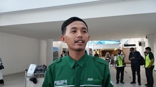 Muhammad Abdullah (20) mahasiswa korban perang Sudan tiba di Bandara Internasional Lombok, Rabu (3/5/2023). Foto: Ahmad Viqi/detikBali.