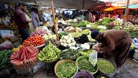 Pakistan telah berada dalam gejolak ekonomi selama berbulan-bulan dengan krisis neraca pembayaran yang akut, sementara pembicaraan dengan Dana Moneter Internasional untuk bantuan senilai USD 1,1 miliar sebagai bagian dari bailout USD 6,5 miliar belum berhasil. AP/Fareed Khan  