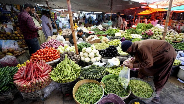 Pakistan Catat Rekor Inflasi Tertinggi di 36,4 Persen People visit a market to buy vegetables and other stuff, in Karachi, Pakistan, Tuesday, Feb. 14, 2023. Cash-strapped Pakistan nearly doubled natural gas taxes Tuesday in an effort to comply with a long-stalled financial bailout, raising concerns about the hardship that could be passed on to consumers in the impoverished south Asian country. Pakistan's move came as the country struggles with instability stemming from an economic crisis. (AP Photo/Fareed Khan)