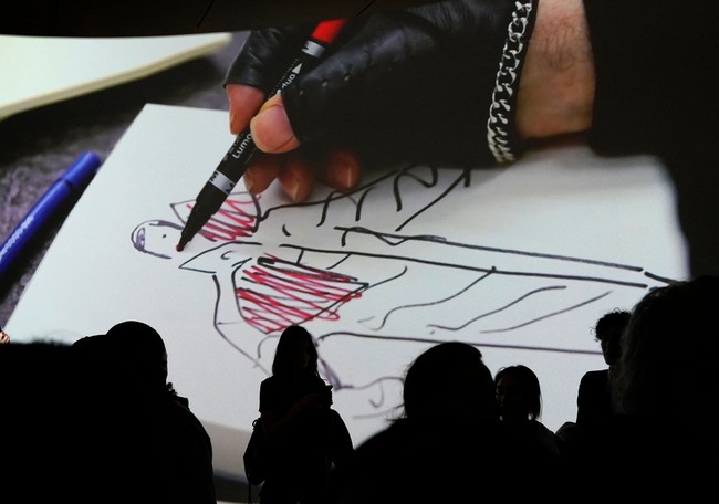 Ruang pamer terbagi menjadi beberapa tema yang masing-masing mewakili konsep dualitas yang saling bertentangan khas Karl. Salah satunya ada ‘Masculine Line/Feminine Line’ and ‘Romantic Line/Military Line’. Sebagai pelengkap, video sketsa yang dibuat khusus oleh Loic Prigent, YouTuber di serial dokumenter ‘Sagne Chanel’ ikut diproyeksikan. (Foto: TIMOTHY A. CLARY/AFP via Getty Images)