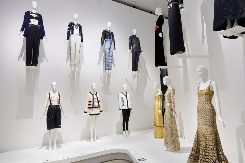 Pameran Karl Lagerfeld di MET Gala 2023 Preview of The Met's 'Karl Lagerfeld: A Line of Beauty' exhibit photographed at The Metropolitan Museum of Art on April 30, 2023 in New York, New York. (Photo by Masato Onoda/WWD via Getty Images)