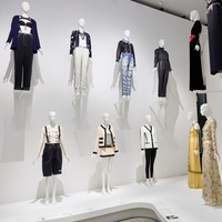 Andrew Bolton, pemimpin kurator Costume Institute, menyeleksi hampir 10.000 karya Karl. Dari proses pengkurasian tersebut, terpilihlah 155 busana untuk dipajang. (Foto: Masato Onoda/WWD via Getty Images)