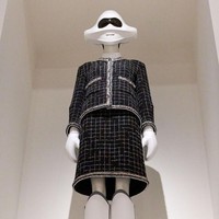 Dilansir dari The New York Times, koleksi tersebut mencakup karya-karya lawas Karl dari era 1950-an. Mulai dari saat ia bekerja sebagai asisten Pierre Balmain setelah memenangkan sebuah kompetisi desain bergengsi di Paris, lalu menjadi desainer Jean Patou, kemudian Fendi, Chloe, Chanel, sampai membuat labelnya sendiri. (Foto: Masato Onoda/WWD via Getty Images)