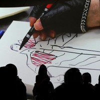 Ruang pamer terbagi menjadi beberapa tema yang masing-masing mewakili konsep dualitas yang saling bertentangan khas Karl. Salah satunya ada ‘Masculine Line/Feminine Line’ and ‘Romantic Line/Military Line’. Sebagai pelengkap, video sketsa yang dibuat khusus oleh Loic Prigent, YouTuber di serial dokumenter ‘Sagne Chanel’ ikut diproyeksikan. (Foto: TIMOTHY A. CLARY/AFP via Getty Images)