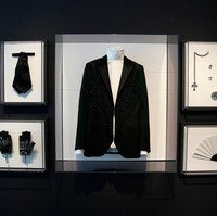 Selain karya Karl, memorabilia milik Karl turut dipamerkan. Tanpa terkecuali kemeja putih berkerah tinggi yang menjadi bagian dari gaya ikonisnya. Kabarnya, Karl sampai memiliki 1.000 kemeja putih yang dipesan khusus di Hilditch & Key di London, Inggris. (Foto: TIMOTHY A. CLARY/AFP via Getty Images)