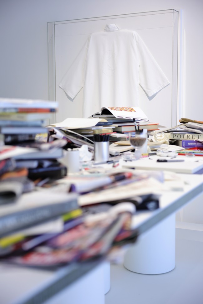 Pameran yang disponsori Fendi dan Chanel ini turut menyertakaan meja penuh buku versi tiruan. Aslinya, meja tersebut sempat jebol karena buku yang menumpuk di atasnya. Hobi membaca, Karl yang juga dikenal sebagai fotografer dan sejarahwan sempat mengoleksi 300.000 buku sampai akhir hayatnya. Ia meninggal pada 2019 karena kanker pankreas. (Foto: Michael Loccisano/Getty Images)