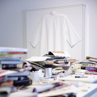 Pameran yang disponsori Fendi dan Chanel ini turut menyertakaan meja penuh buku versi tiruan. Aslinya, meja tersebut sempat jebol karena buku yang menumpuk di atasnya. Hobi membaca, Karl yang juga dikenal sebagai fotografer dan sejarahwan sempat mengoleksi 300.000 buku sampai akhir hayatnya. Ia meninggal pada 2019 karena kanker pankreas. (Foto: Michael Loccisano/Getty Images)