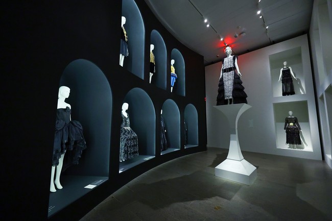 Karl Lagerfeld pernah mengatakan bahwa pakaian seharusnya tidak berada di museum dan sangat membenci konsep retrospeksi. “Maka saya menyebutnya sebagai sebuah essai,” kata Andrew yang menggambarkan pameran ini sebagai sebuah cerita kejeniusan Karl sebagai desainer yang tergambar lewat karyanya, alih-alih deretan pajangan busana lama. (Foto: Arturo Holmes/MG23/Getty Images for The Met Museum/Vogue)