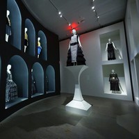 Karl Lagerfeld pernah mengatakan bahwa pakaian seharusnya tidak berada di museum dan sangat membenci konsep retrospeksi. “Maka saya menyebutnya sebagai sebuah essai,” kata Andrew yang menggambarkan pameran ini sebagai sebuah cerita kejeniusan Karl sebagai desainer yang tergambar lewat karyanya, alih-alih deretan pajangan busana lama. (Foto: Arturo Holmes/MG23/Getty Images for The Met Museum/Vogue)