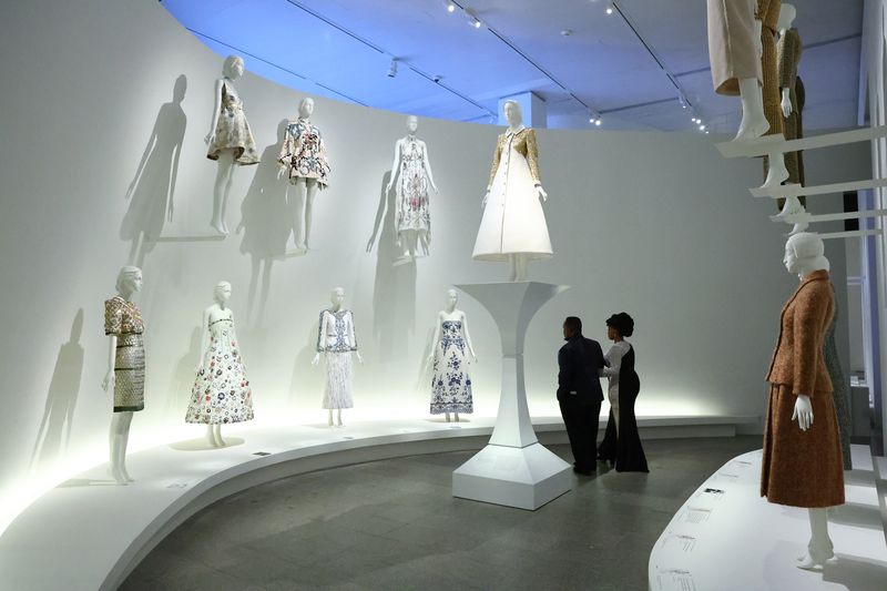 Pameran Karl Lagerfeld di MET Gala 2023 NEW YORK, NEW YORK - MAY 01: An interior view of The 2023 Met Gala Celebrating