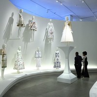 ‘Karl Lagerfeld: A Line of Beauty’ turut melibatkan arsitek Jepang Tadao Ando, salah satu kolega Karl, untuk mendesain instalasinya. Tadao pernah mendesain rumah Karl, tapi tidak pernah dibangun. (Foto: Arturo Holmes/MG23/Getty Images for The Met Museum/Vogue)