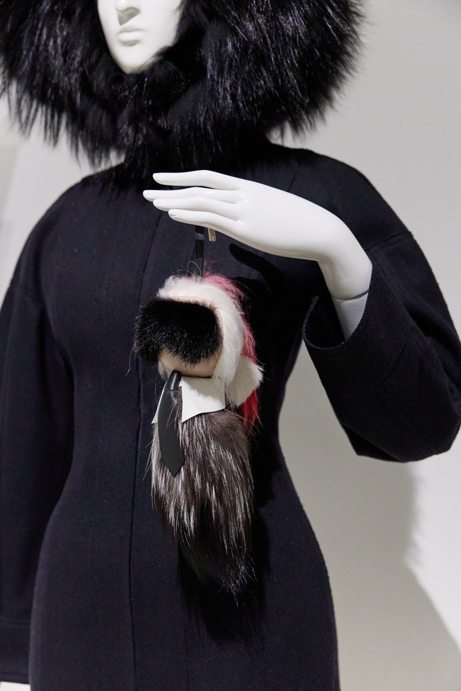 Karl menjadi desainer ketiga yang karyanya dirayakan secara individual di The MET, setelah Alexander McQueen (2011) dan Rei Kawakubo (2017). Sosok Karl memang tak lepas dari sejumlah kontroversi, tapi karyanya akan tetap selalu dikenang dan menginspirasi generasi penerus. (Foto: Masato Onoda/WWD via Getty Images)