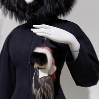 Karl menjadi desainer ketiga yang karyanya dirayakan secara individual di The MET, setelah Alexander McQueen (2011) dan Rei Kawakubo (2017). Sosok Karl memang tak lepas dari sejumlah kontroversi, tapi karyanya akan tetap selalu dikenang dan menginspirasi generasi penerus. (Foto: Masato Onoda/WWD via Getty Images)