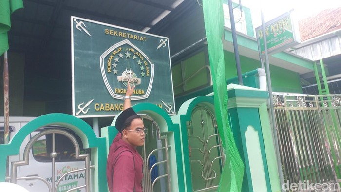 Papan nama Pagar Nusa Lamongan yang dirusak sekelompok OTK.