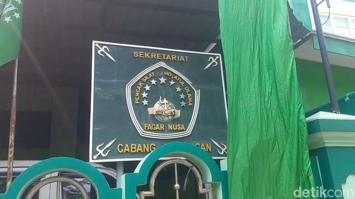 Papan nama Pagar Nusa Lamongan yang dirusak sekelompok OTK.