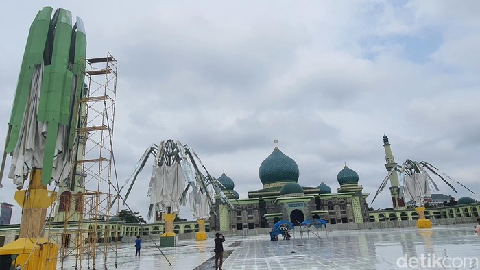 Payung elektrik Masjid Raya An-Nur Pekanbaru, Riau yang rusak.