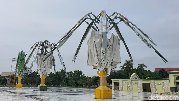 Payung elektrik Masjid Raya An-Nur Pekanbaru, Riau yang rusak.