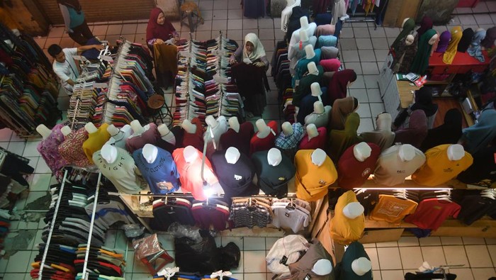 Pedagang menunggu pembeli di gedung Plaza Bogor, Kota Bogor, Jawa Barat, Rabu (3/5/2023). Perumda Pasar Pakuan Jaya meminta pedagang untuk mengemas dan mengosongkan barang dagangannya dari Plaza Bogor pasca libur Lebaran karena pembangunan revitalisasi gedung tersebut akan segera dimulai. ANTARA FOTO/Arif Firmansyah/hp.