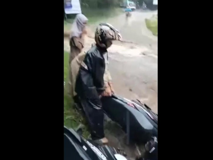 Pemotor terjebak banjir di Banjarnegara, Kamis (4/5/2023).