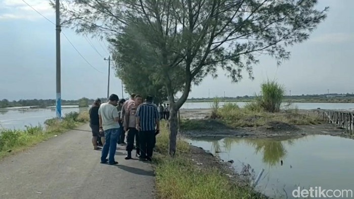 Polisi melakukan olah TKP pengeroyokan pemuda di Brebes.