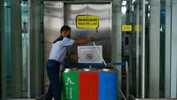 Pihak keluarga Asiah Shinta Dewi Hasibuan korban tewas karena jatuh dari lift Bandara Kualanamu, melaporkan enam perusahaan ke Bareskrim Polri atas dugaan tindak pidana Pasal 359 akibat kelalaian ataupun kealpaan yang menyebabkan meninggal dunia.