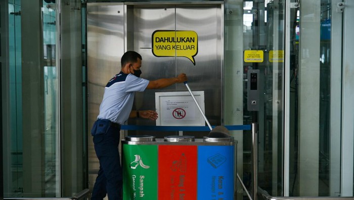 Penampakan Lift Bandara Kualanamu TKP Wanita Tewas Terjatuh Petugas kebersihan mengepel lantai di depan lift yang memakan korban di Bandara Internasional Kualanamu, Deli Serdang, Sumatera Utara, Rabu (3/5/2023). Pihak keluarga Asiah Shinta Dewi Hasibuan korban tewas karena jatuh dari liftBandara Kualanamu, melaporkan enam perusahaan ke Bareskrim Polri atas dugaan tindak pidana Pasal 359 akibat kelalaian ataupun kealpaan yang menyebabkan meninggal dunia. ANTARA FOTO/Fransisco Carolio/hp.