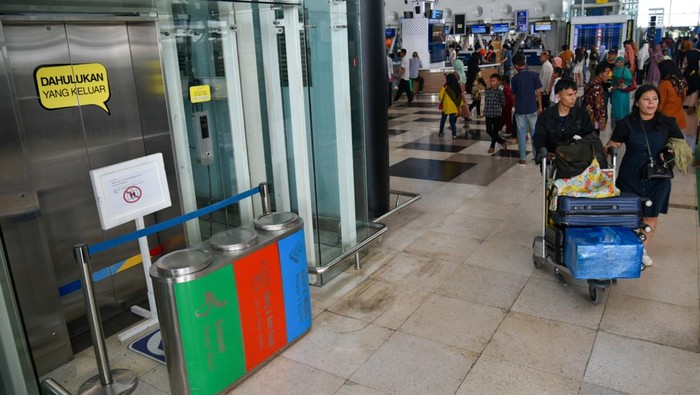 Penampakan Lift Bandara Kualanamu TKP Wanita Tewas Terjatuh Petugas kebersihan mengepel lantai di depan lift yang memakan korban di Bandara Internasional Kualanamu, Deli Serdang, Sumatera Utara, Rabu (3/5/2023). Pihak keluarga Asiah Shinta Dewi Hasibuan korban tewas karena jatuh dari liftBandara Kualanamu, melaporkan enam perusahaan ke Bareskrim Polri atas dugaan tindak pidana Pasal 359 akibat kelalaian ataupun kealpaan yang menyebabkan meninggal dunia. ANTARA FOTO/Fransisco Carolio/hp.