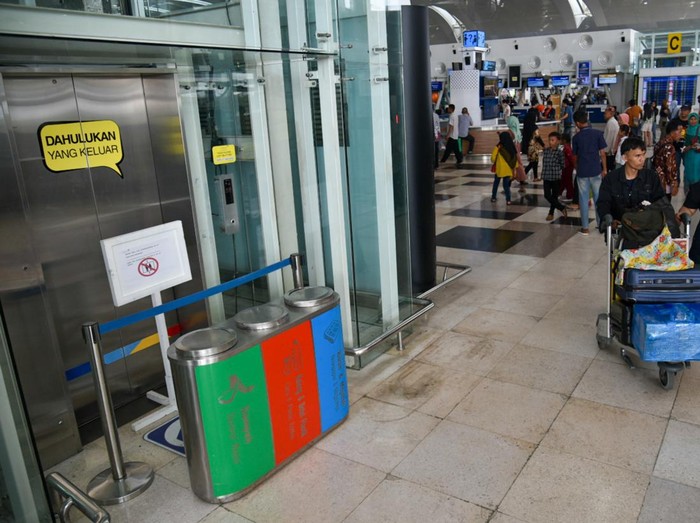 Petugas kebersihan mengepel lantai di depan lift yang memakan korban di Bandara Internasional Kualanamu, Deli Serdang, Sumatera Utara, Rabu (3/5/2023). Pihak keluarga Asiah Shinta Dewi Hasibuan korban tewas karena jatuh dari liftBandara Kualanamu, melaporkan enam perusahaan ke Bareskrim Polri atas dugaan tindak pidana Pasal 359 akibat kelalaian ataupun kealpaan yang menyebabkan meninggal dunia. ANTARA FOTO/Fransisco Carolio/hp.