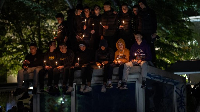 Penghormatan Terakhir untuk Korban Penembakan Sekolah di Serbia Peristiwa penembakan di sekolah terjadi di Serbia. Sebanyak 8 siswa dan seorang penjaga keamanan tewas tertembak.