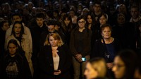 Sejumlah orang berkumpul untuk memberikan penghormatan terakhir kepada korban penembakan di dekat sekolah dasar Vladislav Ribnikar di Beograd, Serbia, Rabu (3/5/2023).
