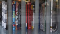 Diketahui buku-buku yang disediakan merupakan buku yang telah ditentang oleh sekolah-sekolah di seluruh negara bagian Texas.  