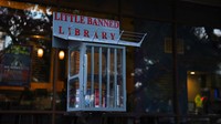 Perpustakaan kecil ini dirancang agar terlihat seperti penjara.  