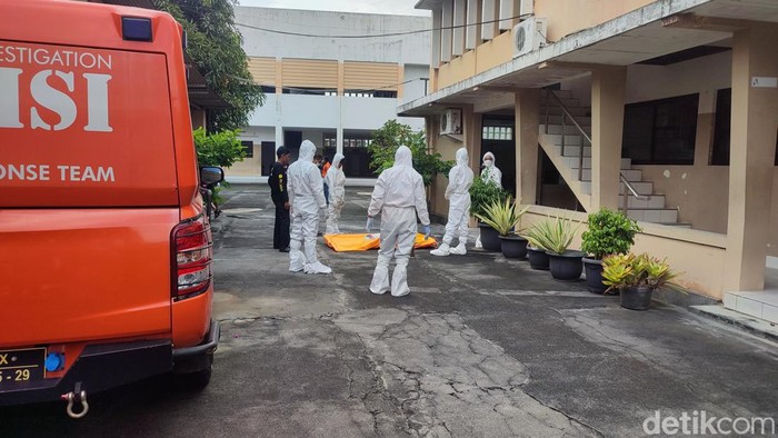 Seorang pemilik yayasan sekolah di Semarang ditemukan meninggal di halaman sekolah. Berikut ini penjelasan polisi.