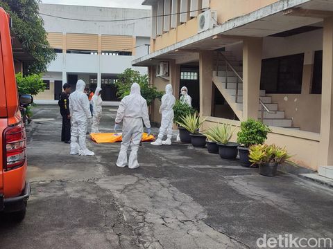 Seorang pemilik yayasan sekolah di Semarang ditemukan meninggal di halaman sekolah. Berikut ini penjelasan polisi.