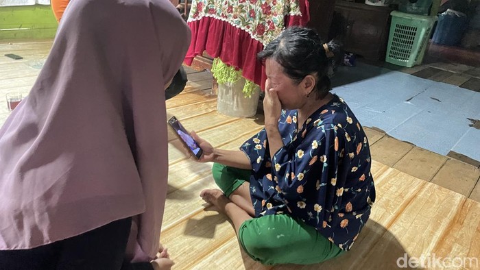 Mertua PMI Asal Pinrang, Sia menatap foto menantunya Andi Halimah.