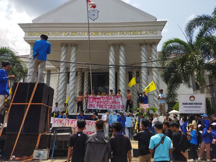 PMII demonstrasi di depan Kantor Bupati dan Wakil Bupati Pandeglang, Kamis (4/5/2023).