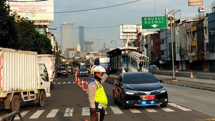 Polisi memberlakukan contraflow di TL Tomang ke Caringin, Jakarta Pusat.